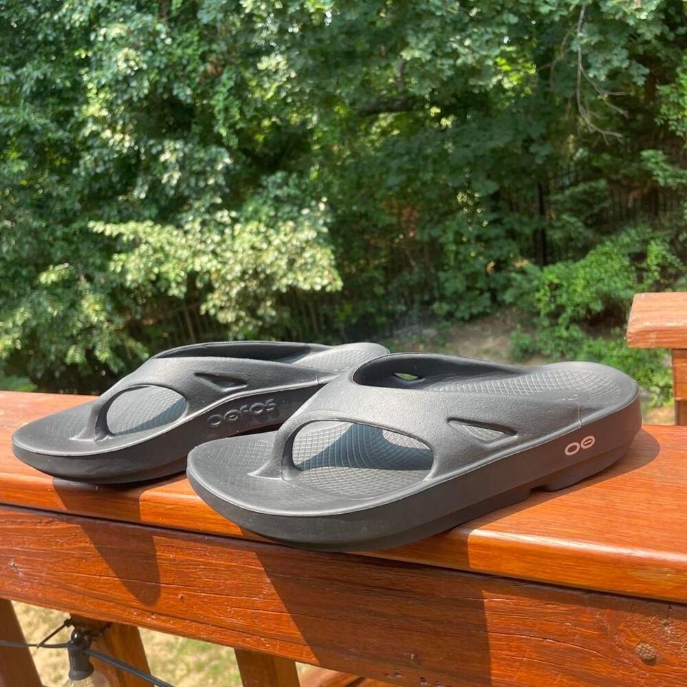 Oofos Women's 7 Mens 5 Black recovery sandals Flip flops